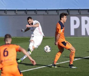 虎扑球迷-【西甲】本泽马破门克罗斯传射 皇马2比0瓦伦