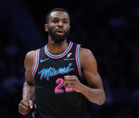 虎扑体育-饱受犯规困扰！维金斯半场3次犯规 1中0没得分有1助攻