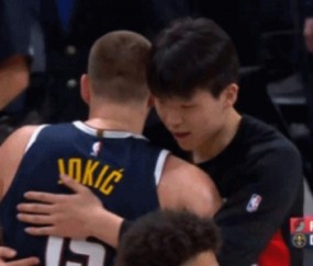 虎扑体育-😁世纪拥抱~约基奇赛后找到了杨瀚森 一个爱的抱抱